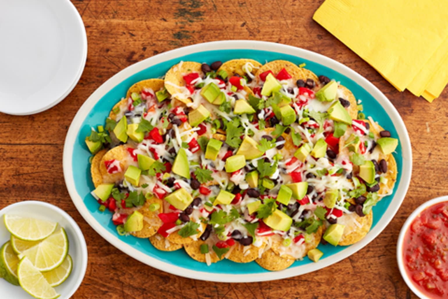 Nachos apéritifs au fromage fondu, salsa dip épicée